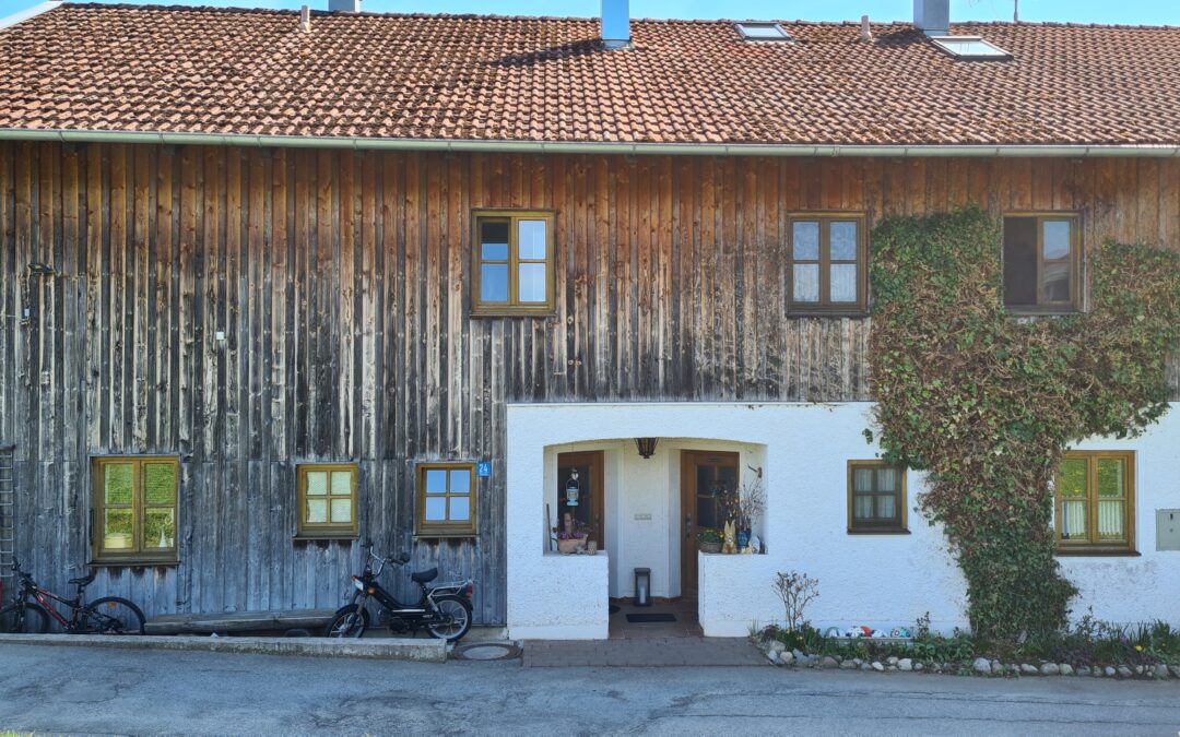 Verkauft: Charmantes Reiheneckhaus (Eigentumswohnung) mit schönem Grundstück und Blick in die Berge