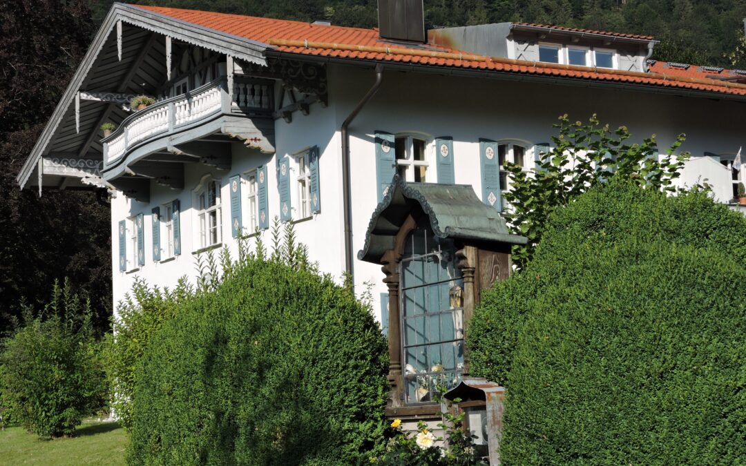 Traum-DG-Wohnung in historischer Villa mit direktem Blick auf Kampenwand & Schloss Hohenaschau